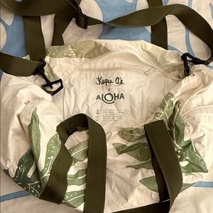 ALOHA Collection Women's Olive and White Travel Duffle Bag 💚✨
